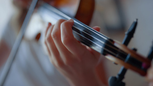 少女奏响小提琴14秒视频