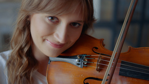 音乐家使用小提琴表演音乐曲目15秒视频