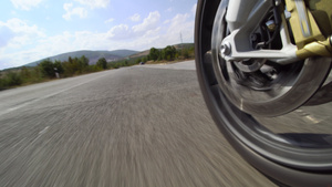 道路上骑摩托车9秒视频