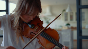 女孩在房间里拉小提琴23秒视频