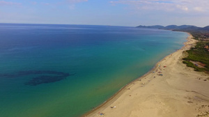 飞越沙丁鱼海滩和海面28秒视频