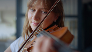 女孩在小提琴上练习音乐. 在器上表演文体的不勒斯作曲23秒视频