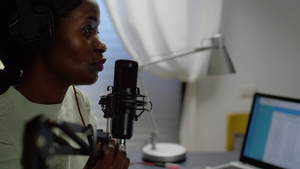 African博客女性在播客时用麦克风讲话29秒视频