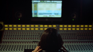 在室内听音乐的音乐家 在录音室工作的声音制作人12秒视频