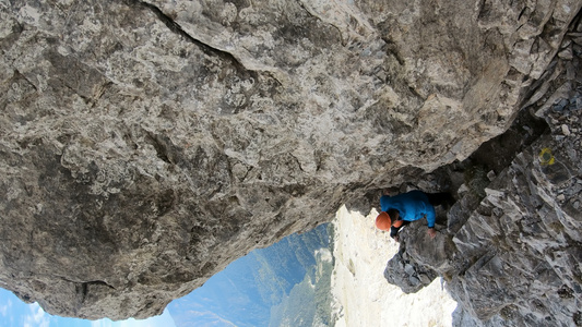 登山者第一视角探险攀爬到Mytikas岩石峰顶在希腊视频