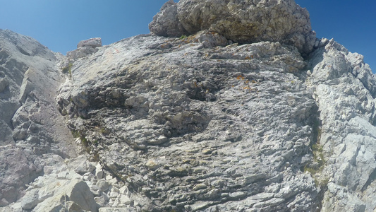 登山者第一视角以探险攀爬到朱廉雅阿尔卑斯山脉上的三重视频