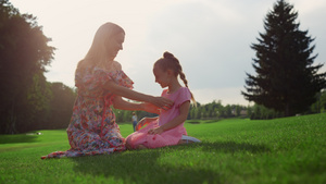 快乐的母亲和女儿在户外玩耍 家人在市公园玩耍28秒视频