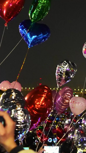 城市跨年节日夜晚放飞气球庆祝活动现场人群素材节日素材54秒视频