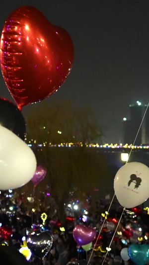 城市跨年节日夜晚放飞气球庆祝活动现场人群素材跨年素材54秒视频