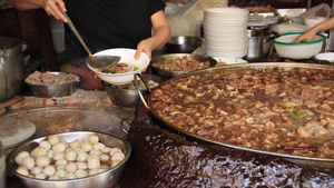 销售传统泰国牛肉炖牛肉的街头食品商14秒视频