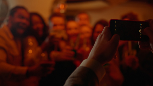 在酒吧庆祝节日的朋友在拍合照视频