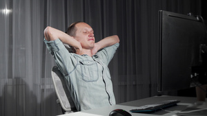 快乐的人在晚上深夜完成电脑上的工作10秒视频