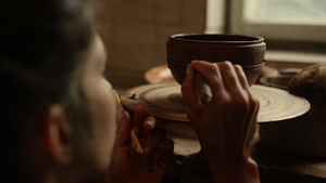 在粘土锅上画装饰品的艺术家22秒视频