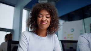 与商业伙伴进行在线对话的混合种族女企业主22秒视频