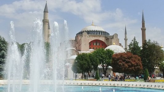 喷泉慢动作背景中的前东正教圣索非亚大教堂在蓝天的喷泉视频