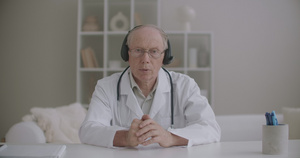 老年医学教授在诊所的办公室上在线授课17秒视频