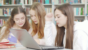 与朋友一起在图书馆学习时使用笔记本电脑的少女14秒视频