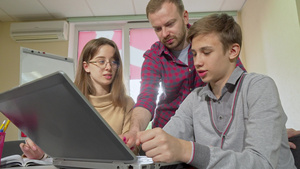 使用笔记本电脑帮助其学生从事派任工作的成年男教师9秒视频