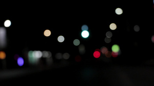 在市区街道交通堵塞时车灯前灯光照亮了圆形多色13秒视频