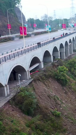航拍高架桥公路建设工地钢管架工人铺设路面施工农民工53秒视频