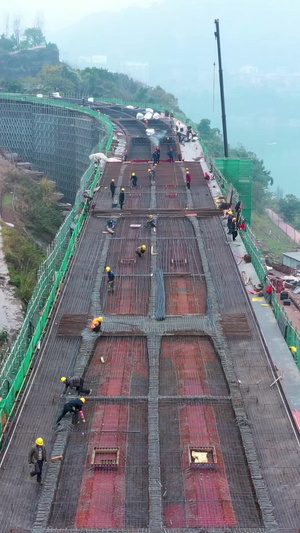 航拍高架桥公路建设工地钢管架工人铺设路面施工农民工53秒视频