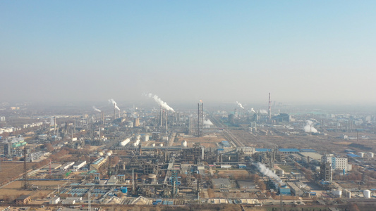 航拍石油化工厂污染企业视频