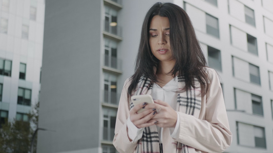 女商人在街上用智能手机发短信视频