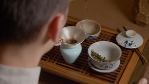 将清茶注入到碗里喝茶25秒视频