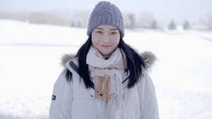 4k冬季雪景美女微笑温暖形象12秒视频