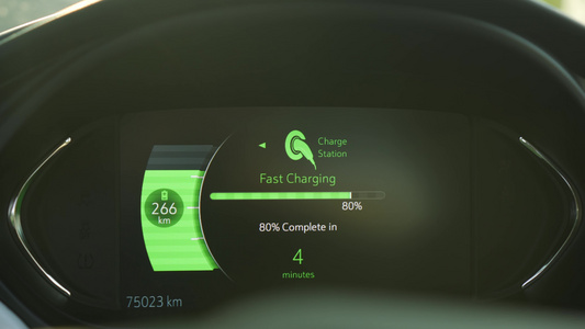 电动汽车仪表板视图在电站快速直流充电期间绿色能源汽车视频