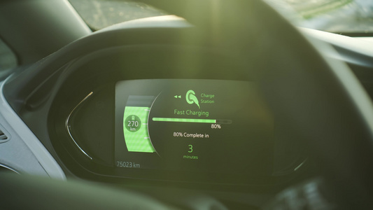 停在发电站的快速直流充电期间的电动汽车仪表板视图绿色视频