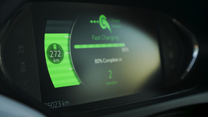 停在充电站时快速充电期间的电动汽车仪表板视图绿色能源9秒视频