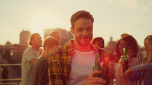 在日落屋顶喝啤酒的欢乐男人14秒视频