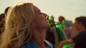 开心女孩在派对上拿着瓶啤酒跳舞21秒视频
