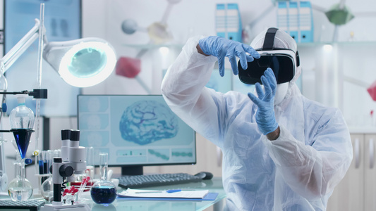 在专业实验室戴Vr头盔的科学家们正在虚拟现实中工作视频