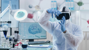 在专业实验室戴Vr头盔的科学家们正在虚拟现实中工作11秒视频