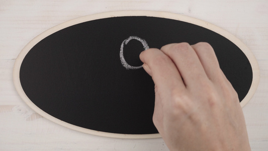 顶视图平躺uhd倒计时一个女人的手用粉笔在黑板上写下视频