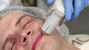 男子在美容诊所接受超声波皮肤治疗11秒视频