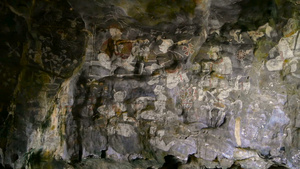 在沙石洞穴中画历史16秒视频