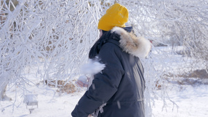 4K打雪仗嬉戏玩闹旅行女孩10秒视频