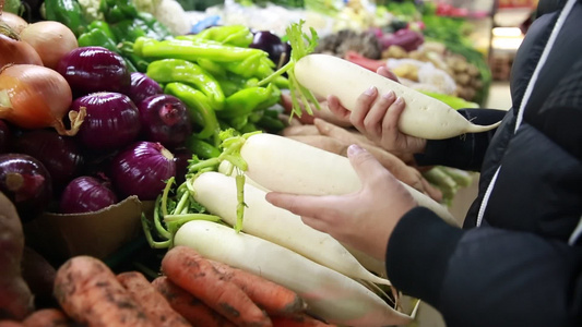 市场超市集市购买白萝卜 视频