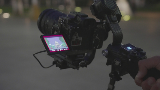 4k素材慢镜头升格拍摄城市夜晚手持稳定器摄像的人视频