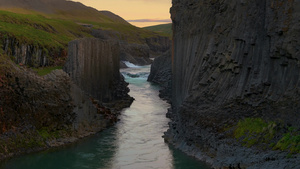东冰原的斯图拉吉尔峡谷日落21秒视频