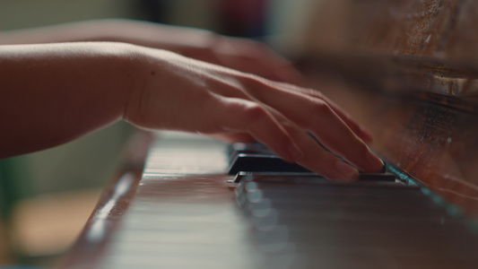 【无需肖像权】女性在弹钢琴视频