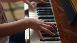 钢琴手练习的特写镜头11秒视频