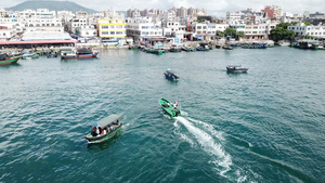 海南省陵水县疍家鱼排往来鱼排和河岸上匆忙的渔船4k航拍33秒视频