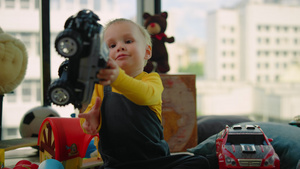 在室内玩玩具车的儿童在家里玩得开心的小孩子18秒视频