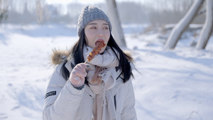 4K女孩冬天雪景品尝吃冰糖葫芦26秒视频