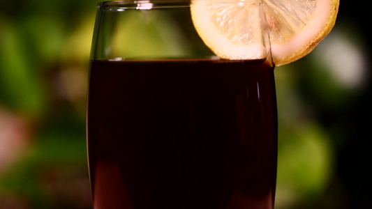 玻璃杯装黑色饮料果醋鸡尾酒视频