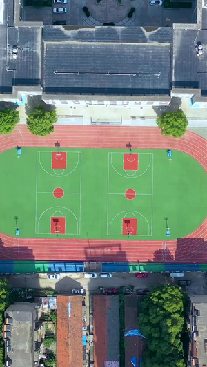 航拍城市空旷的足球场绿茵场43秒视频